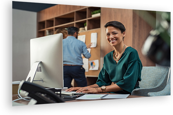 Frau arbeitet an digitalen Lösungen